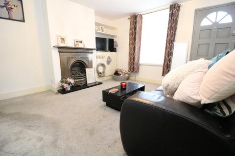 4 bedroom semi-detached house to rent, A short walk to the Nower and town centre