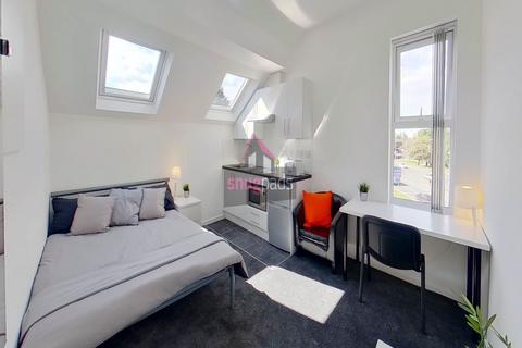 1 bedroom in a house share to rent, Bedsit Room Gildabrook Road, Salford, Manchester