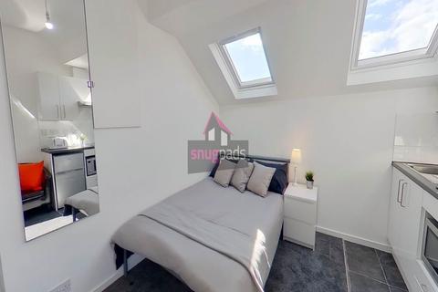 1 bedroom in a house share to rent, Bedsit Room Gildabrook Road, Salford, Manchester