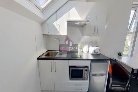 1 bedroom in a house share to rent, Bedsit Room Gildabrook Road, Salford, Manchester