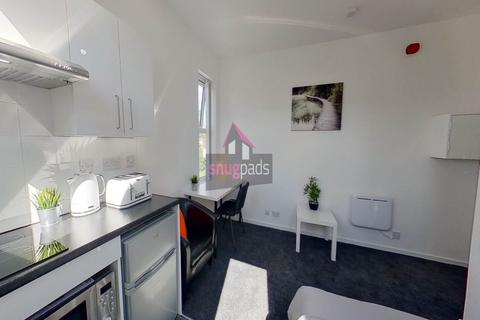 1 bedroom in a house share to rent, Bedsit Room Gildabrook Road, Salford, Manchester