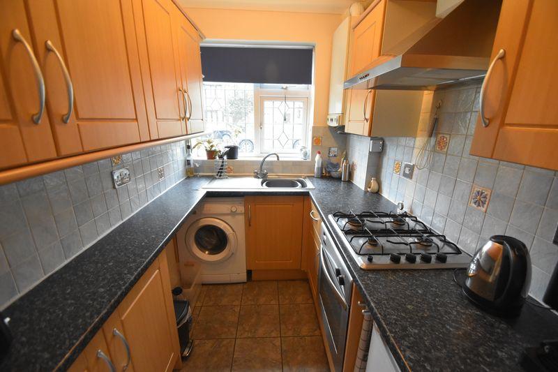 Birchen Grove, Luton 2 bed £900 pcm (£208 pw)