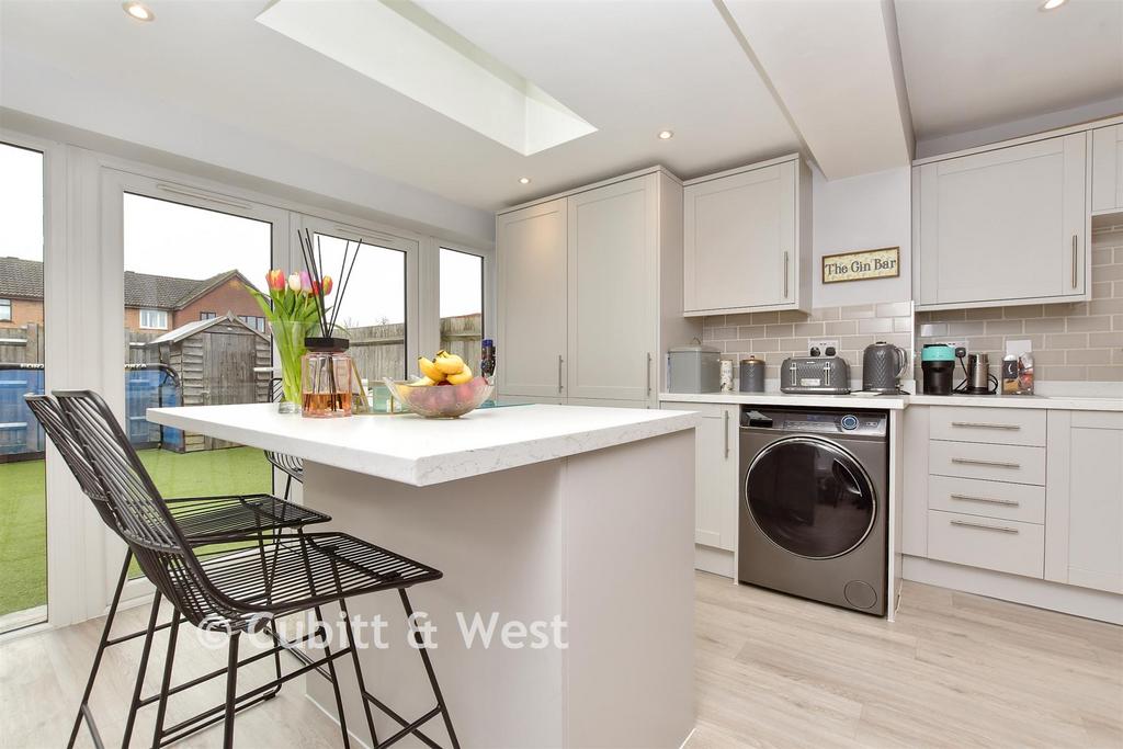 Kitchen / Dining Area