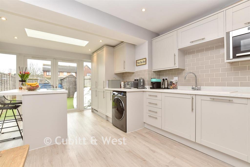 Kitchen / Dining Area