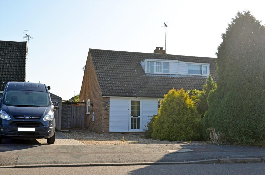 Falcon View, Greens Norton 3 bed semidetached house £230,000