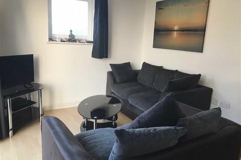 2 bedroom flat to rent, Azalea House, Feltham