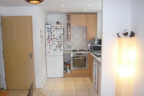 2 bedroom flat to rent, Azalea House, Feltham