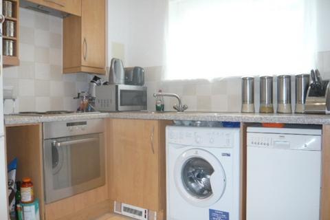 2 bedroom flat to rent, Azalea House, Feltham