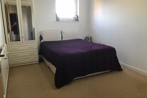 2 bedroom flat to rent, Azalea House, Feltham