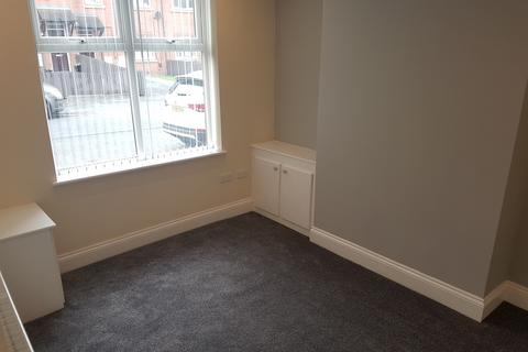 3 bedroom terraced house to rent, Siddall Street, Manchester, M12