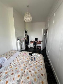 4 bedroom apartment to rent, Acre Lane, London SW2