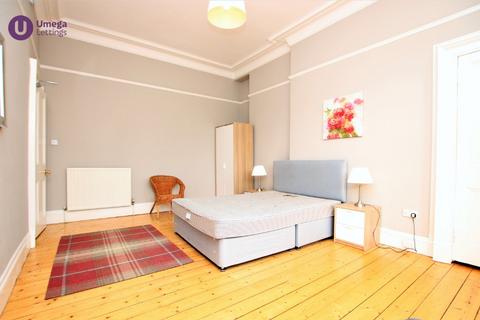 3 bedroom flat to rent, Dalry Road, Dalry, Edinburgh, EH11