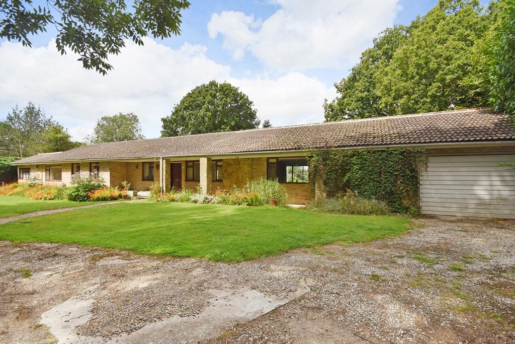 Canterbury Road, Hawkinge, Folkestone, CT18 5 bed detached bungalow £
