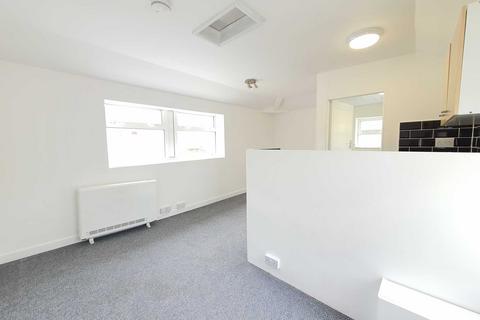 Studio to rent, Clifton Drive, Squires Gate