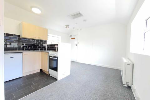 Studio to rent, Clifton Drive, Squires Gate