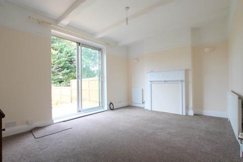 2 bedroom detached house to rent, Hillside Road, Bushey