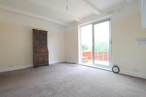 2 bedroom detached house to rent, Hillside Road, Bushey