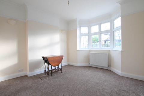 2 bedroom detached house to rent, Hillside Road, Bushey