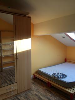 3 bedroom flat to rent - Back Blythe Avenue, Bradford BD8