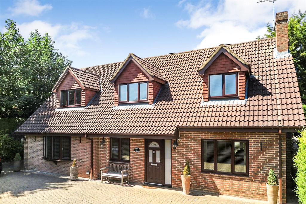 Wings Close, Upper Hale, Farnham, GU9 4 bed detached house £1,850 pcm