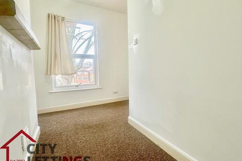 2 bedroom flat to rent, Hucknall Road, Carrington