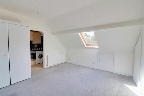 Studio to rent, Foxley Lane, West Purley