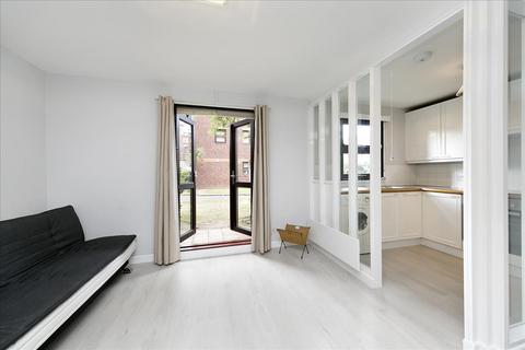 Studio to rent, Wellington Court, Mayfield Road, London, W12