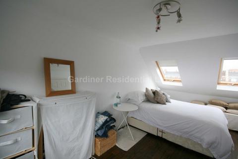 3 bedroom maisonette to rent, Whellock Road, Chiswick
