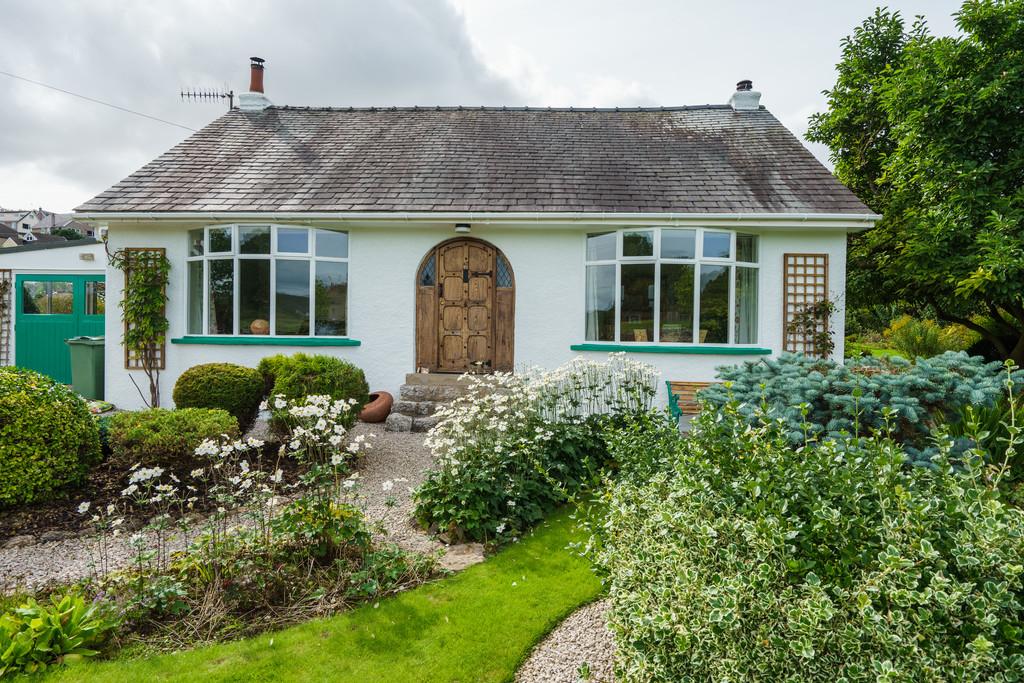 Black Dyke Road, Arnside, Cumbria, LA5 0HP 2 bed detached bungalow £327,500