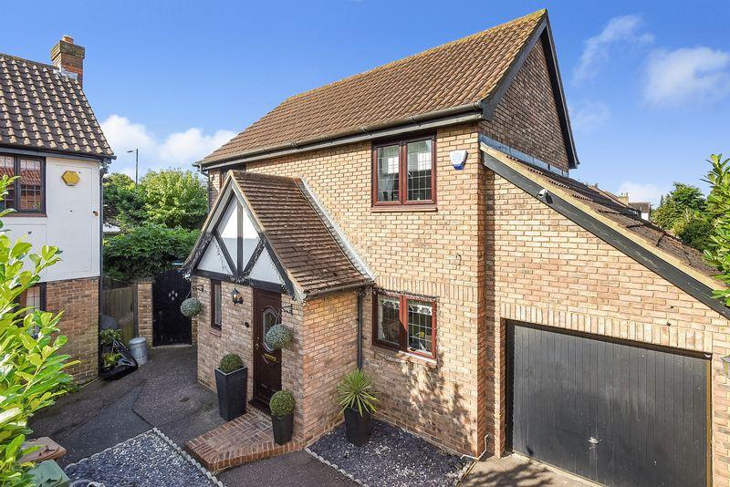 Maple Leaf Drive, Sidcup, DA15 8WA 3 bed detached house £600,000