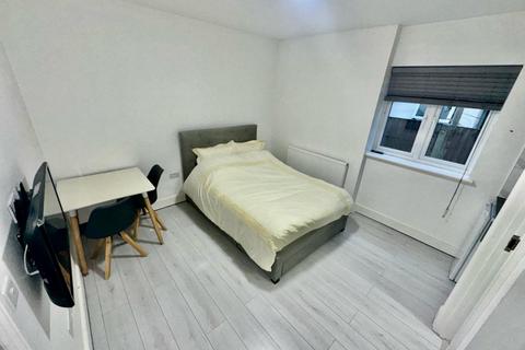 Studio to rent, Beechcroft Avenue, Golders Green