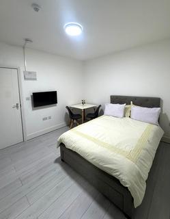 Studio to rent, Beechcroft Avenue, Golders Green