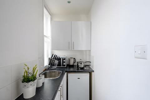 Studio to rent, Hill Street, Mayfair, W1J