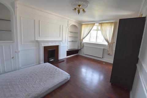 4 bedroom flat to rent, Lancaster Court, Fulham Road, London SW6