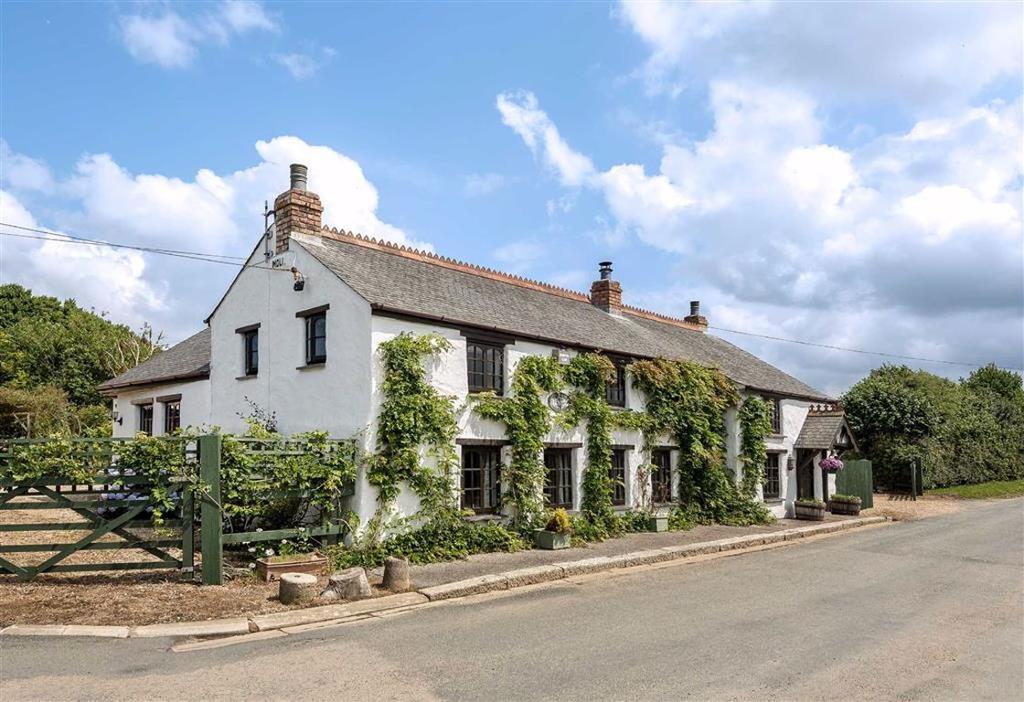 Trevenna Cross, St Mawgan, Cornwall, TR8 4 bed detached house £469,000