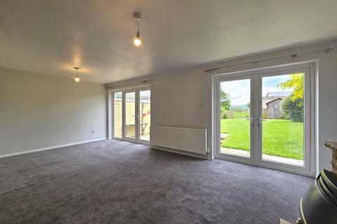 3 bedroom semi-detached house to rent, Oldbury Orchard, Gloucester