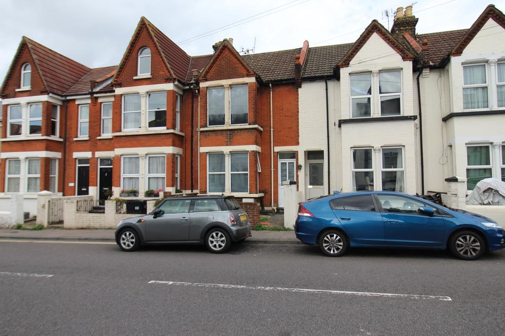 Canterbury Street, Gillingham, Kent, ME7 2 bed flat £850 pcm (£196 pw)