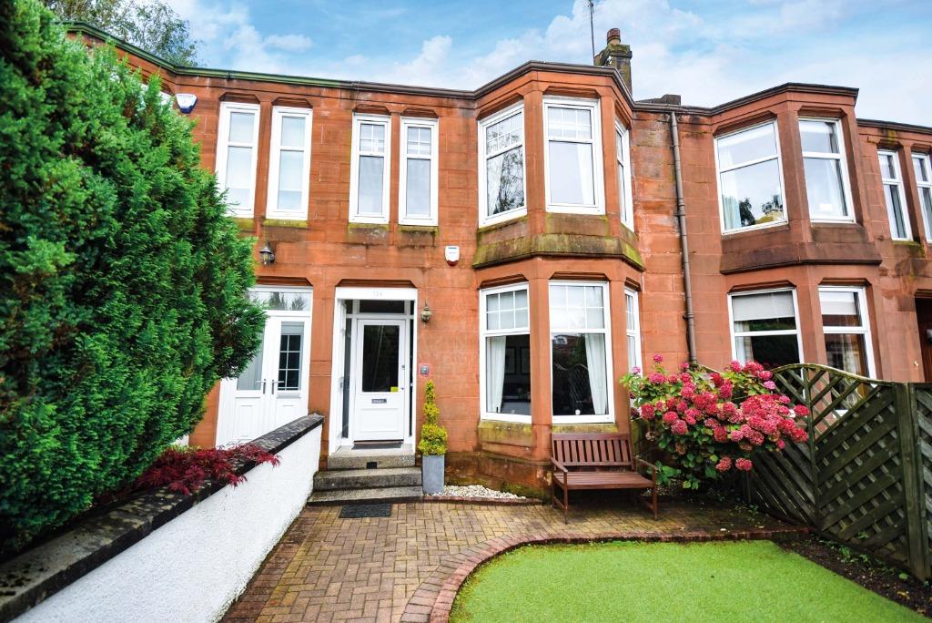 Eastwoodmains Road, Giffnock, Glasgow, G46 6PW 4 bed terraced house £