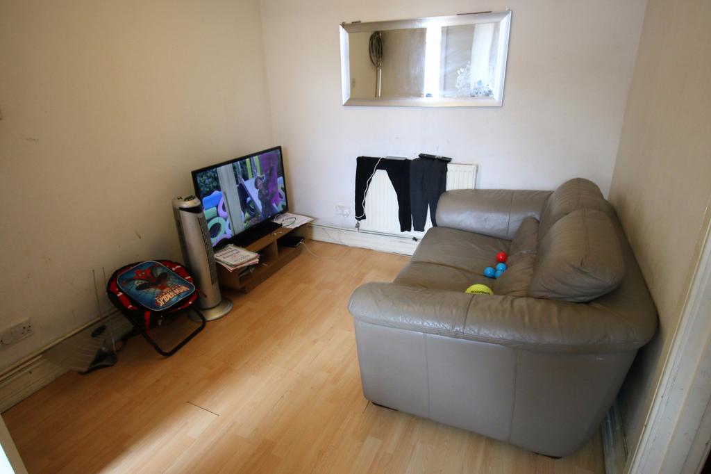 Martindale Road, HOUNSLOW, TW4 1 bed flat £1,100 pcm (£254 pw)