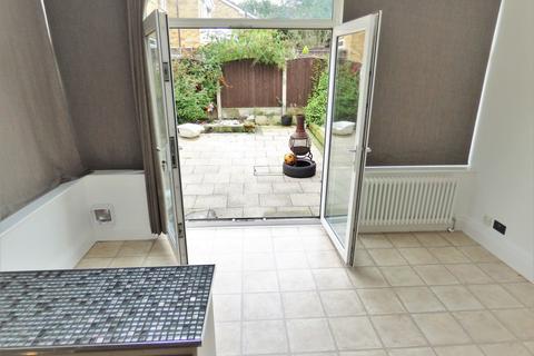 3 bedroom mews to rent, Virginia Close, Manchester