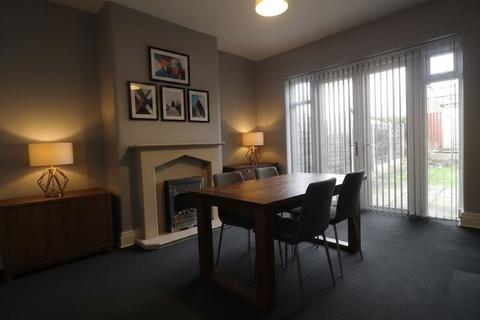 3 bedroom semi-detached house to rent, Highfield Drive, Manchester
