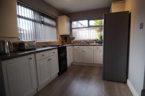 3 bedroom semi-detached house to rent, Highfield Drive, Manchester