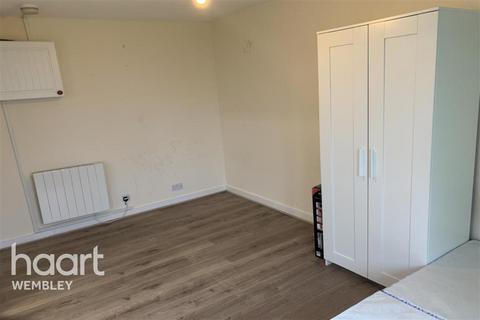 Studio to rent, Corinium Close, Wembley, HA9