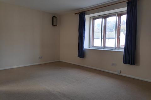 Studio to rent, Brighton Road, Redhill