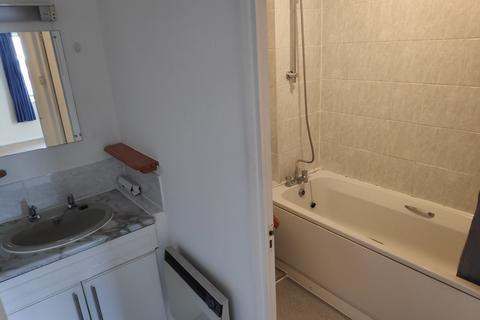 Studio to rent, Brighton Road, Redhill