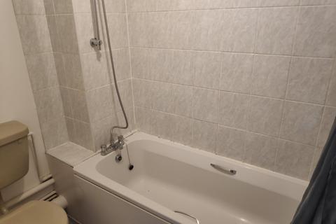 Studio to rent, Brighton Road, Redhill