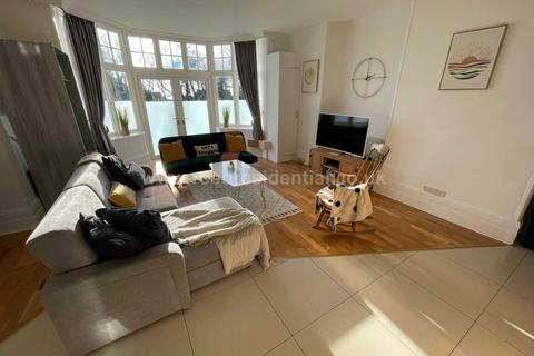 3 bedroom apartment to rent, Gosforth Road