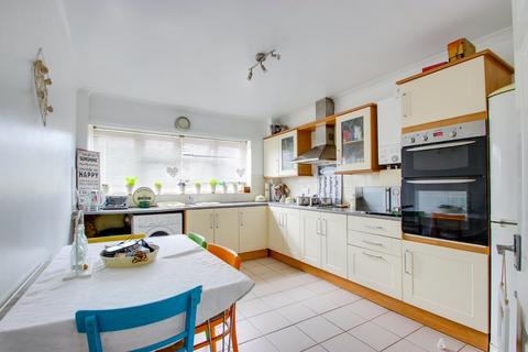 2 bedroom apartment for sale - High Road, South Benfleet