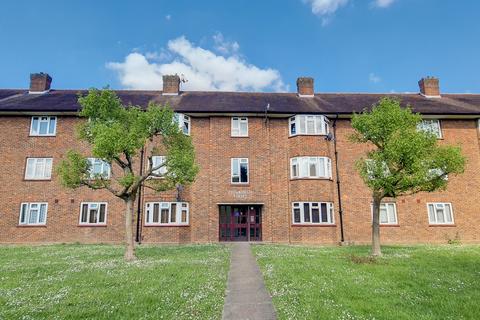 2 bedroom flat to rent, Grand Drive, Raynes Park