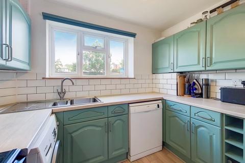 2 bedroom flat to rent, Grand Drive, Raynes Park